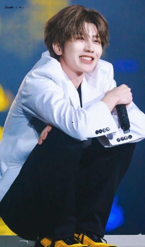 吃瓜娱乐八卦蔡徐坤图片,帅气形象引热议